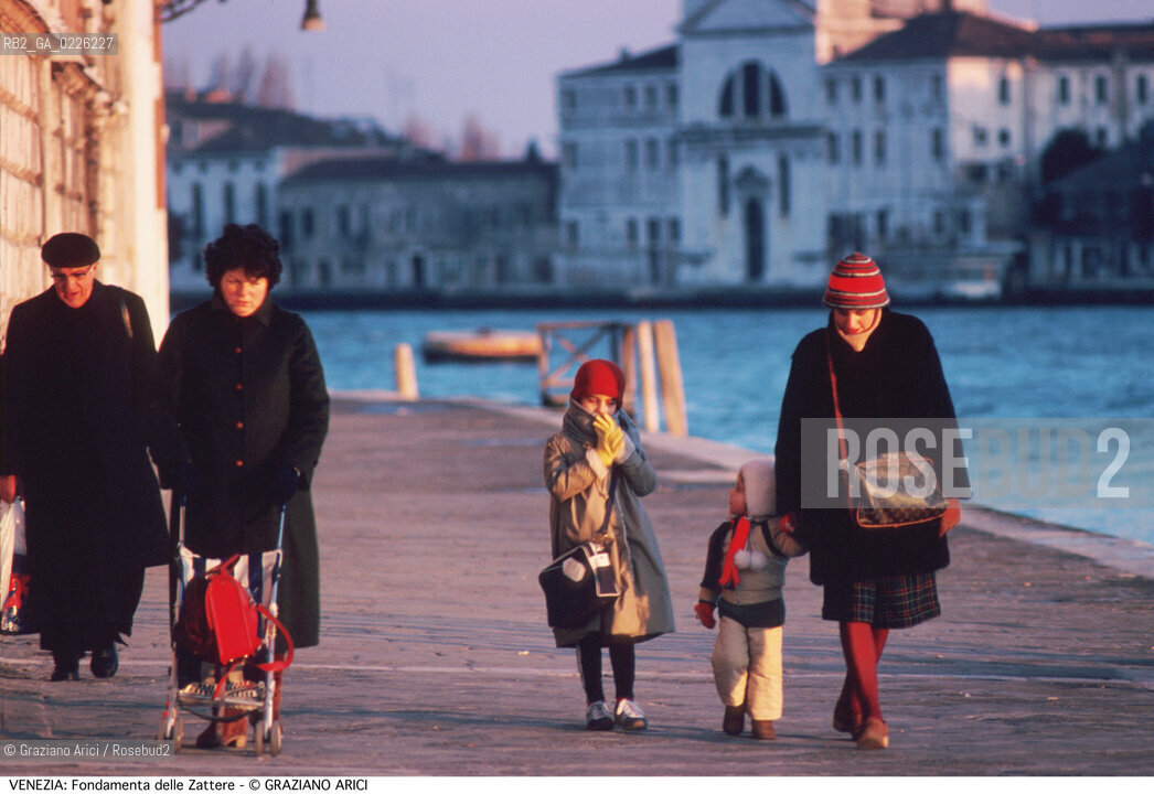 Localizzazione:..VENEZIA / DORSODURO..Oggetto:..Soggetto:..FONDAMENTA DELLE ZATTERE..Cronologia:.. ..Definizione Culturale:..   Autore: ..   Stile: ..   Editori/Stampatori:..   Committenza:..Materia e Tecnica:..Collocazione:..Note:..CALLI CAMPI E PONTI..Riproduzione Fotografica:..Copyright:..Graziano Arici/Rosebud2 .Data:..1980..Costo:..A