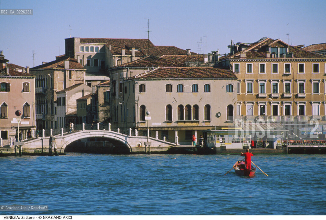 Localizzazione:..VENEZIA / DORSODURO..Oggetto:..Soggetto:..FONDAMENTA DELLE ZATTERE PONTE LUNGO..Cronologia:.. ..Definizione Culturale:..   Autore:  ..   Stile: ..   Editori/Stampatori:..   Committenza:..Materia e Tecnica:..Collocazione:..Note:..CALLI CAMPI E PONTI..Riproduzione Fotografica:..Copyright:..Graziano Arici/Rosebud2 .Data:..1993..Costo:..A