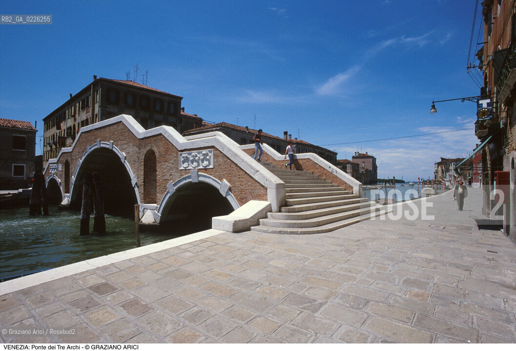 Localizzazione:..VENEZIA / CANNAREGIO..Oggetto:..Soggetto:..PONTE DEI TRE ARCHI E FONDAMENTA DI CANNAREGIO..Cronologia: ..XVII SECOLO..Definizione Culturale:..   Autore:..ANDREA TIRALI ..   Stile:..   Editori/Stampatori:..   Committenza:..Materia e Tecnica:....Collocazione:..Note:..CALLI CAMPI E PONTI..Riproduzione Fotografica:..Copyright:..Graziano Arici/Rosebud2 .Data:..1990..Costo:..A