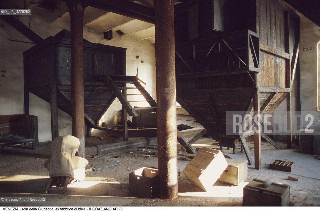 Localizzazione:..VENEZIA / ISOLA DELLA GIUDECCA..Oggetto:..Soggetto:..EX FABBRICA DI BIRRA / ARCHEOLOGIA INDUSTRIALE..Cronologia: ..XX SECOLO..Definizione Culturale:..   Autore:....   Stile:..   Editori/Stampatori:..   Committenza:..Materia e Tecnica:....Collocazione:..Note:..CALLI CAMPI E PONTI..Riproduzione Fotografica:..Copyright:..Graziano Arici/Rosebud2 .Data:..1985..Costo:..A