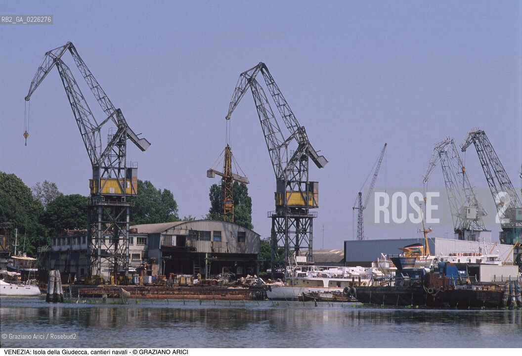 Localizzazione:..VENEZIA / ISOLA DELLA GIUDECCA..Oggetto:..Soggetto:..CANTIERI NAVALI / GRU..Cronologia: ....Definizione Culturale:..   Autore:....   Stile:..   Editori/Stampatori:..   Committenza:..Materia e Tecnica:....Collocazione:..Note:..CALLI CAMPI E PONTI..Riproduzione Fotografica:..Copyright:..Graziano Arici/Rosebud2 .Data:..1985..Costo:..A