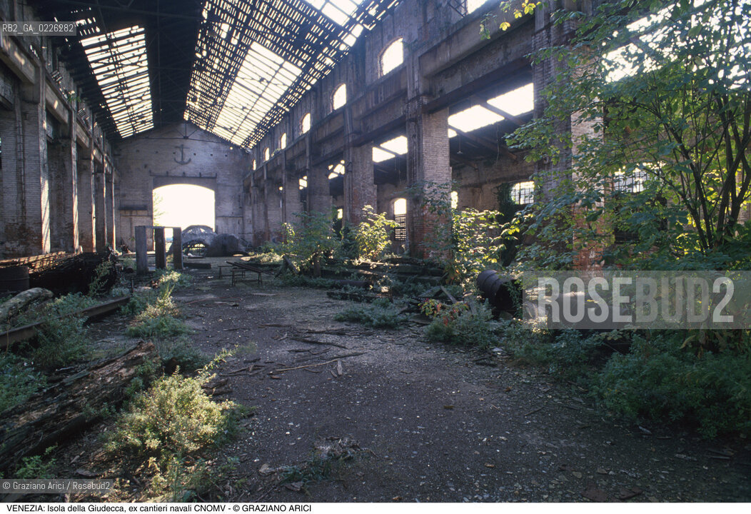 Localizzazione:..VENEZIA / ISOLA DELLA GIUDECCA..Oggetto:..Soggetto:..EX CANTIERI NAVALI CNOMV / ARCHEOLOGIA INDUSTRIALE..Cronologia: ....Definizione Culturale:..   Autore:....   Stile:..   Editori/Stampatori:..   Committenza:..Materia e Tecnica:....Collocazione:..Note:..CALLI CAMPI E PONTI..Riproduzione Fotografica:..Copyright:..Graziano Arici/Rosebud2 .Data:..1985..Costo:..A