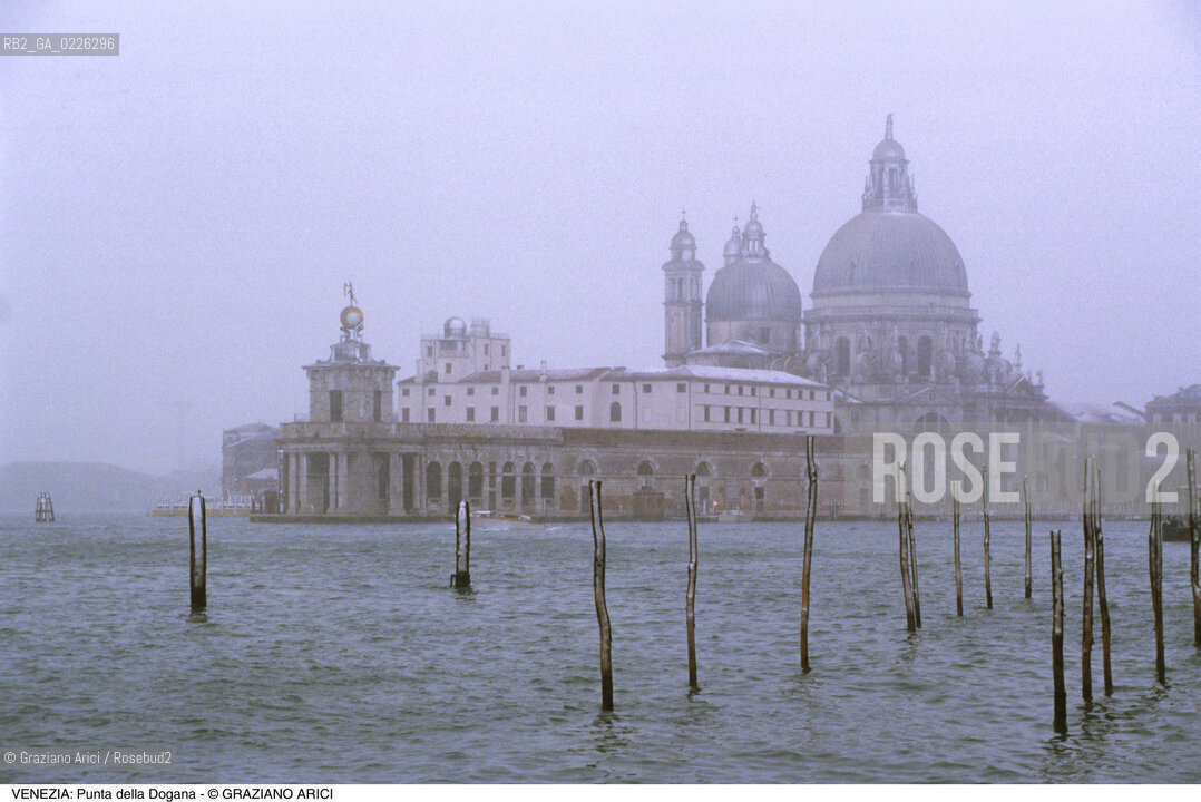 Localizzazione:..VENEZIA / DORSODURO..Oggetto:..Soggetto:..NEVE PUNTA DELLA DOGANA SALUTE..Cronologia: ....Definizione Culturale:..   Autore:....   Stile:..   Editori/Stampatori:..   Committenza:..Materia e Tecnica:....Collocazione:..Note:..INVERNO..Riproduzione Fotografica:..Copyright:..Graziano Arici/Rosebud2 .Data:..1992..Costo:..A