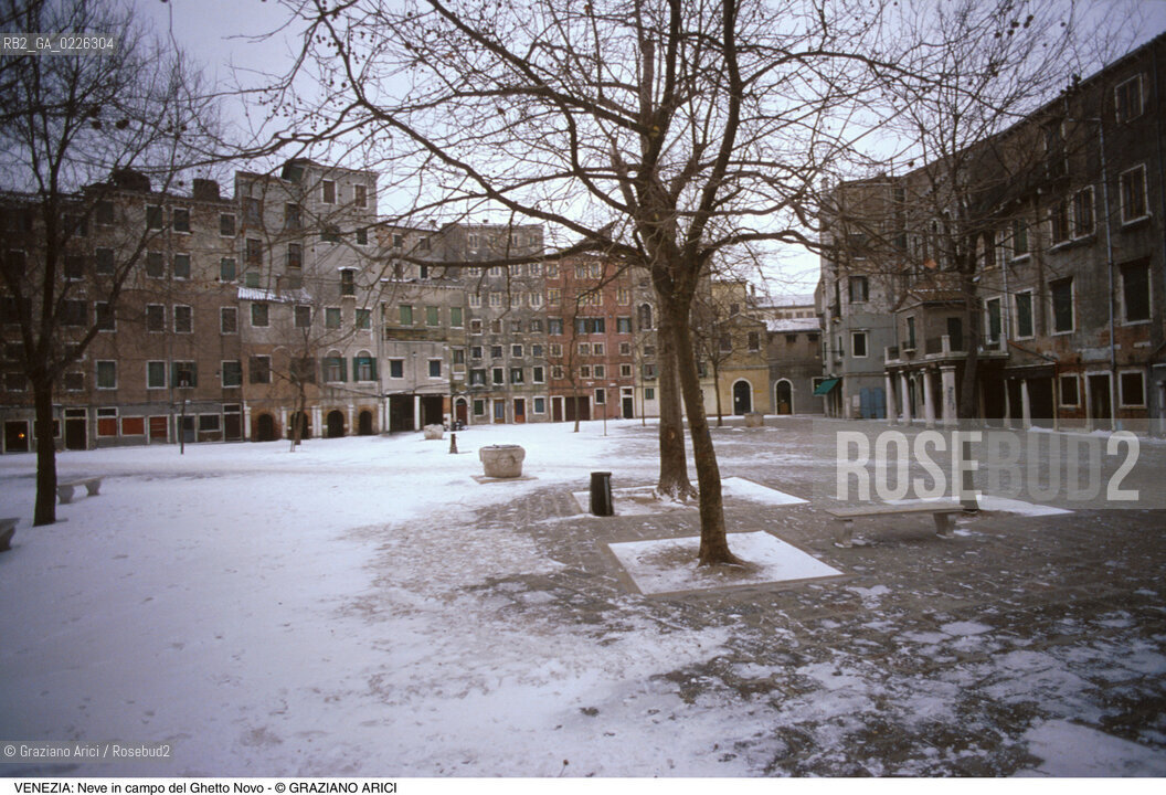 Localizzazione:..VENEZIA / CANNAREGIO..Oggetto:..Soggetto:..NEVE IN CAMPO DEL GHETTO NOVO..Cronologia: ....Definizione Culturale:..   Autore:....   Stile:..   Editori/Stampatori:..   Committenza:..Materia e Tecnica:....Collocazione:..Note:..INVERNO..Riproduzione Fotografica:..Copyright:..Graziano Arici/Rosebud2 .Data:..1992..Costo:..A