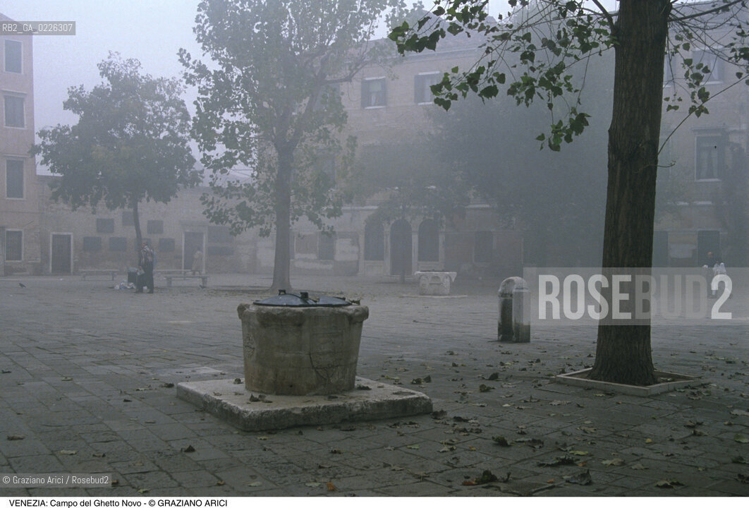 Localizzazione:..VENEZIA / CANNAREGIO..Oggetto:..Soggetto:..CAMPO DEL GHETTO NOVO..Cronologia: ....Definizione Culturale:..   Autore:....   Stile:..   Editori/Stampatori:..   Committenza:..Materia e Tecnica:....Collocazione:..Note:..INVERNO..Riproduzione Fotografica:..Copyright:..Graziano Arici/Rosebud2 .Data:..1992..Costo:..A