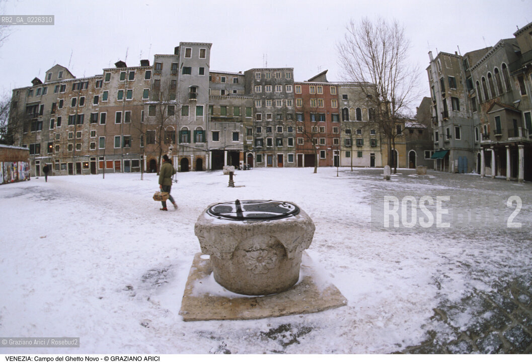 Localizzazione:..VENEZIA / CANNAREGIO..Oggetto:..Soggetto:..NEVE IN CAMPO DEL GHETTO NOVO..Cronologia: ....Definizione Culturale:..   Autore:....   Stile:..   Editori/Stampatori:..   Committenza:..Materia e Tecnica:....Collocazione:..Note:..INVERNO..Riproduzione Fotografica:..Copyright:..Graziano Arici/Rosebud2 .Data:..1992..Costo:..A
