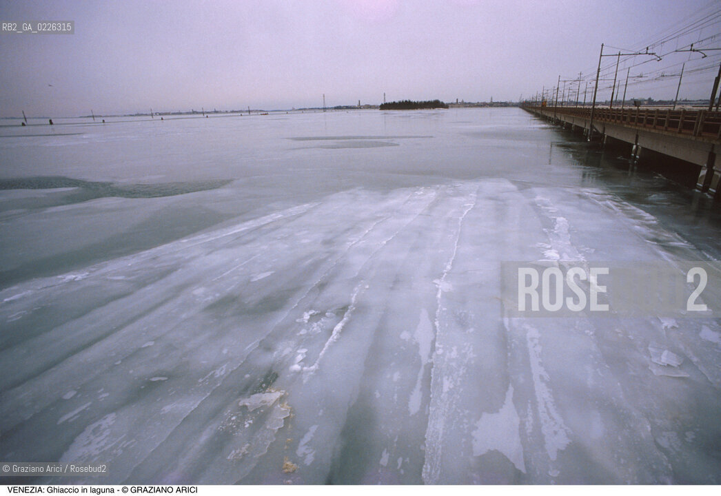 Localizzazione:..VENEZIA MESTRE..Oggetto:..Soggetto:..PUNTA S. GIULIANO / GHIACCIO IN LAGUNA / PONTE DELLA LIBERTA..Cronologia: ....Definizione Culturale:..   Autore:....   Stile:..   Editori/Stampatori:..   Committenza:..Materia e Tecnica:....Collocazione:..Note:..INVERNO..Riproduzione Fotografica:..Copyright:..Graziano Arici/Rosebud2 .Data:..1985..Costo:..A