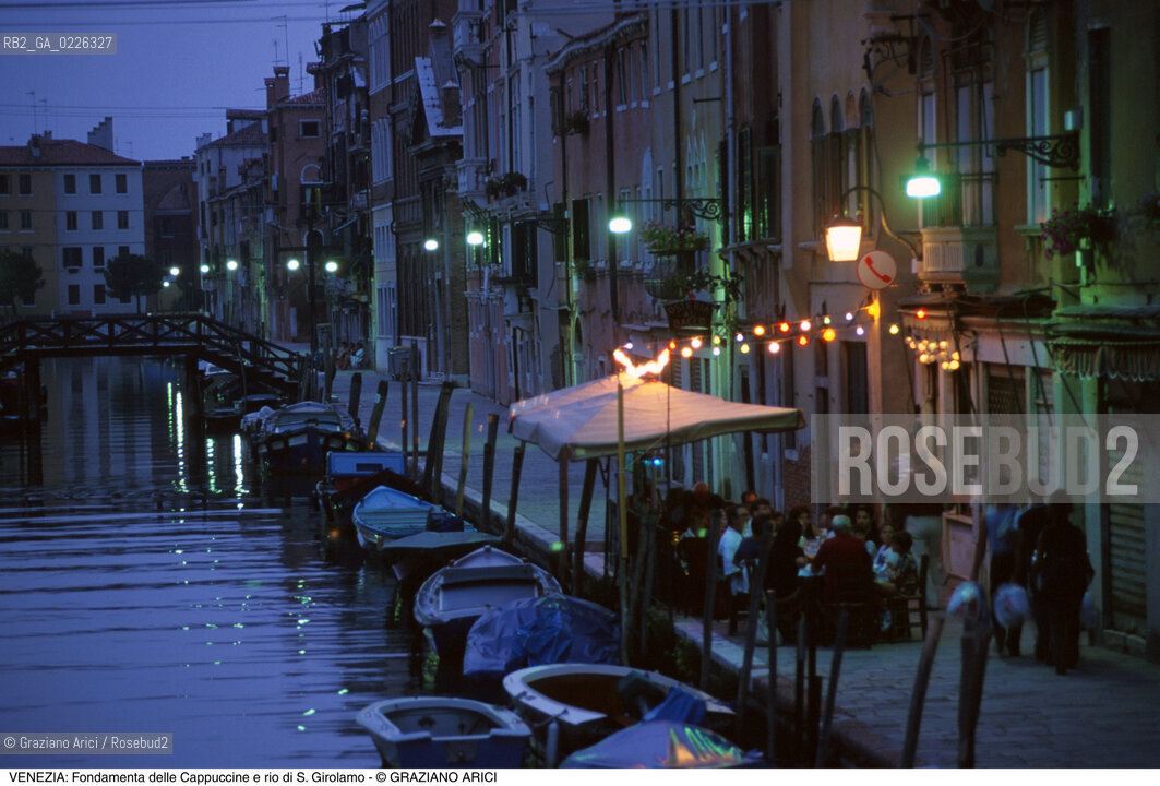 Localizzazione:..VENEZIA / CANNAREGIO..Oggetto:..Soggetto:..FONDAMENTA DELLE CAPPUCCINE E RIO S. GIROLAMO / RISTORANTE AL BACCO / NOTTURNO..Cronologia: ....Definizione Culturale:..   Autore:.. ..   Stile:..   Editori/Stampatori:..   Committenza:..Materia e Tecnica:..Collocazione:..Note:..CALLI CAMPI E PONTI..Riproduzione Fotografica:..Copyright:..Graziano Arici/Rosebud2 .Data:..1993..Costo:..A