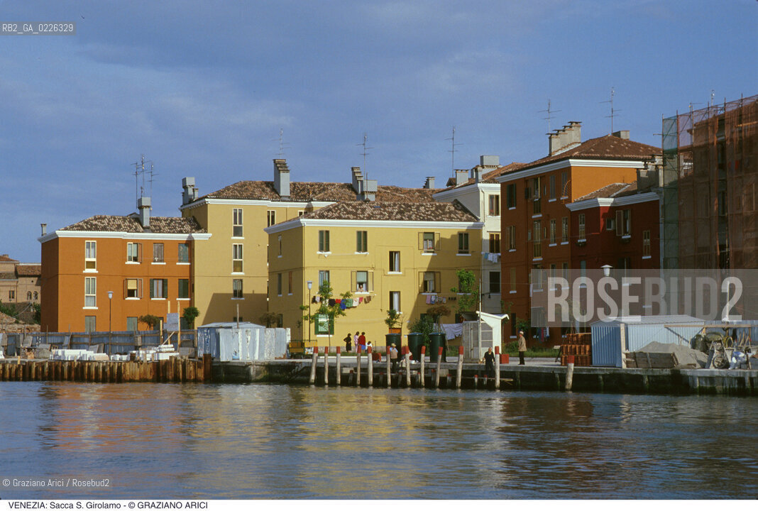 Localizzazione:..VENEZIA / CANNAREGIO..Oggetto:..Soggetto:..SACCA S. GIROLAMO / EDILIZIA POPOLARE..Cronologia: ....Definizione Culturale:..   Autore:.. ..   Stile:..   Editori/Stampatori:..   Committenza:..Materia e Tecnica:..Collocazione:..Note:..CALLI CAMPI E PONTI..Riproduzione Fotografica:..Copyright:..Graziano Arici/Rosebud2 .Data:..1993..Costo:..A