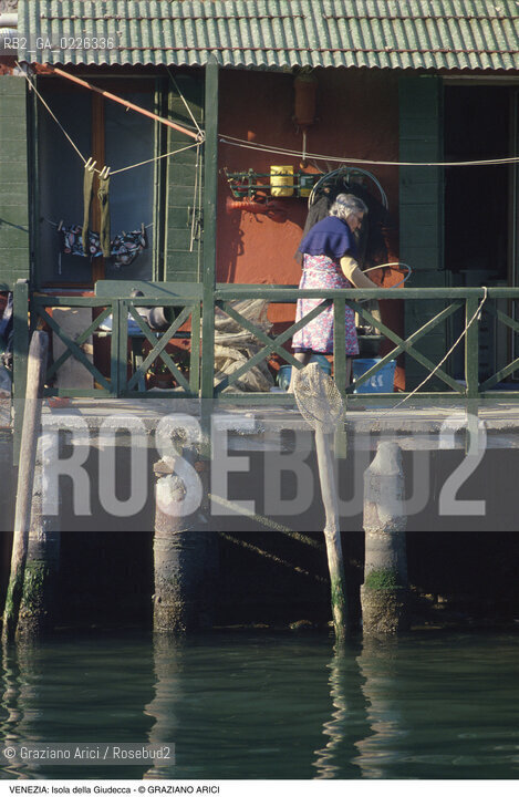 Localizzazione:..VENEZIA / ISOLA DELLA GIUDECCA..Oggetto:..Soggetto:..CASA..Cronologia: ....Definizione Culturale:..   Autore:....   Stile:..   Editori/Stampatori:..   Committenza:..Materia e Tecnica:....Collocazione:..Note:..CALLI CAMPI E PONTI..Riproduzione Fotografica:..Copyright:..Graziano Arici/Rosebud2 .Data:..1995..Costo:..A