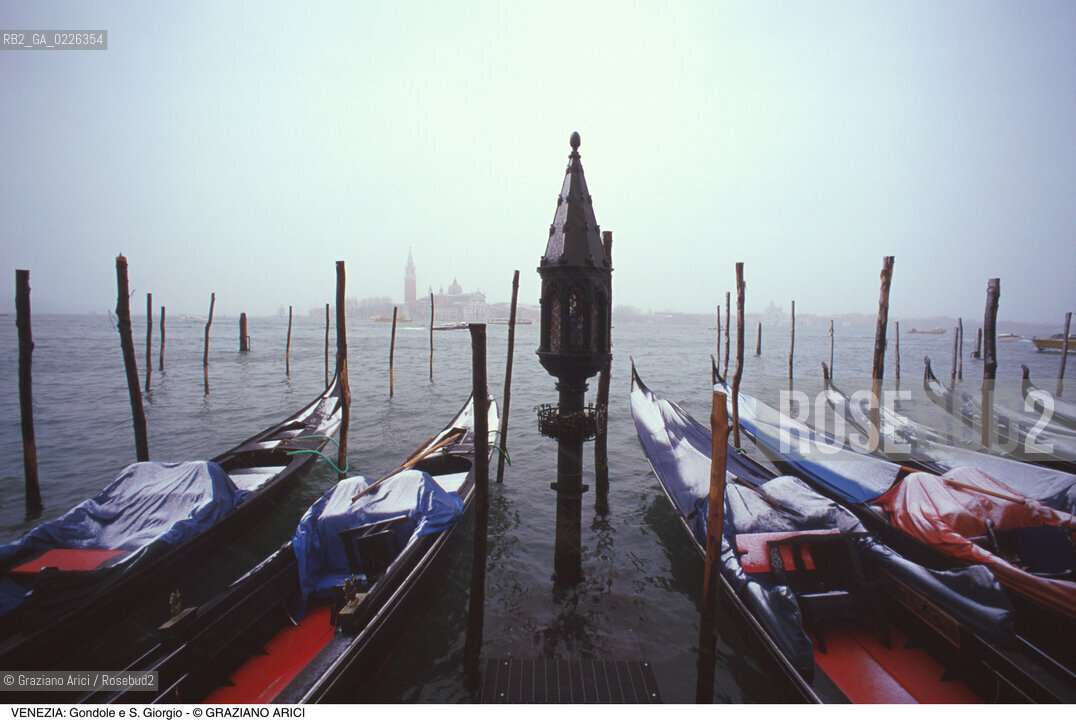 Localizzazione:..VENEZIA / S. MARCO..Oggetto:..Soggetto:..NEVE E GONDOLE / ISOLA DI S. GIORGIO..Cronologia: ....Definizione Culturale:..   Autore:....   Stile:..   Editori/Stampatori:..   Committenza:..Materia e Tecnica:....Collocazione:..Note:..INVERNO..Riproduzione Fotografica:..Copyright:..Graziano Arici/Rosebud2 .Data:..1992..Costo:..A