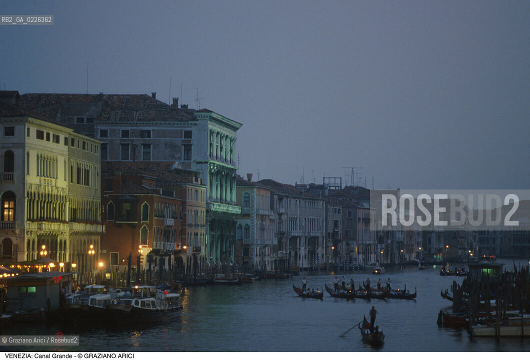 Localizzazione:..VENEZIA / S. MARCO..Oggetto:..Soggetto:..CANAL GRANDE E GONDOLE / NOTTURNO..Cronologia:....Definizione Culturale:..   Autore: ....   Stile: ....   Editori/Stampatori:..   Committenza:..Materia e Tecnica:..Collocazione:..Note:..CALLI CAMPI E PONTI..Riproduzione Fotografica:..Copyright:..Graziano Arici/Rosebud2 .Data:..1993..Costo:..A