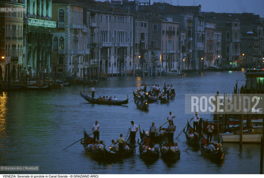 Localizzazione:..VENEZIA / S. MARCO..Oggetto:..Soggetto:..SERENATE DI GONDOLE IN CANAL GRANDE / NOTTURNO..Cronologia:....Definizione Culturale:..   Autore: ....   Stile: ....   Editori/Stampatori:..   Committenza:..Materia e Tecnica:..Collocazione:..Note:..CALLI CAMPI E PONTI..Riproduzione Fotografica:..Copyright:..Graziano Arici/Rosebud2 .Data:..1993..Costo:..A