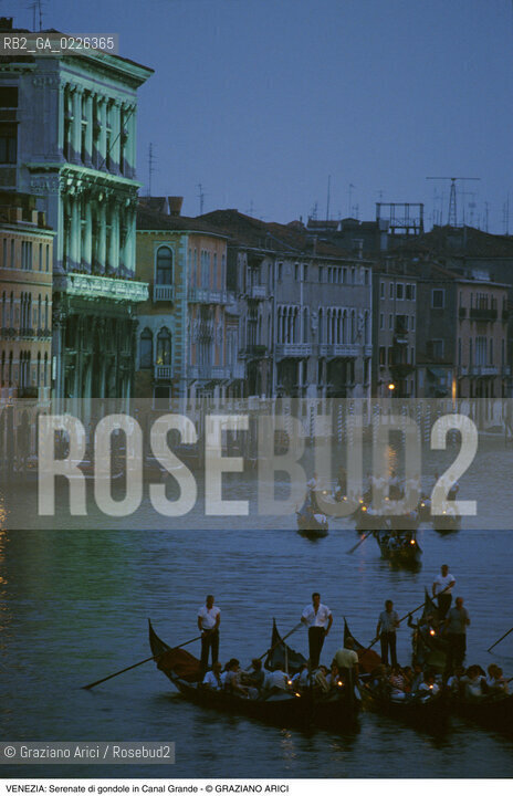 Localizzazione:..VENEZIA / S. MARCO..Oggetto:..Soggetto:..SERENATE DI GONDOLE IN CANAL GRANDE / NOTTURNO..Cronologia:....Definizione Culturale:..   Autore: ....   Stile: ....   Editori/Stampatori:..   Committenza:..Materia e Tecnica:..Collocazione:..Note:..CALLI CAMPI E PONTI..Riproduzione Fotografica:..Copyright:..Graziano Arici/Rosebud2 .Data:..1993..Costo:..A