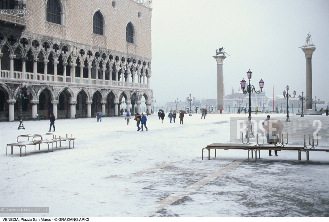 Localizzazione:..VENEZIA / S. MARCO..Oggetto:..Soggetto:..NEVE IN PIAZZA SAN MARCO / PALAZZO DUCALE..Cronologia: ....Definizione Culturale:..   Autore:....   Stile:..   Editori/Stampatori:..   Committenza:..Materia e Tecnica:....Collocazione:..Note:..INVERNO..Riproduzione Fotografica:..Copyright:..Graziano Arici/Rosebud2 .Data:..1990..Costo:..A
