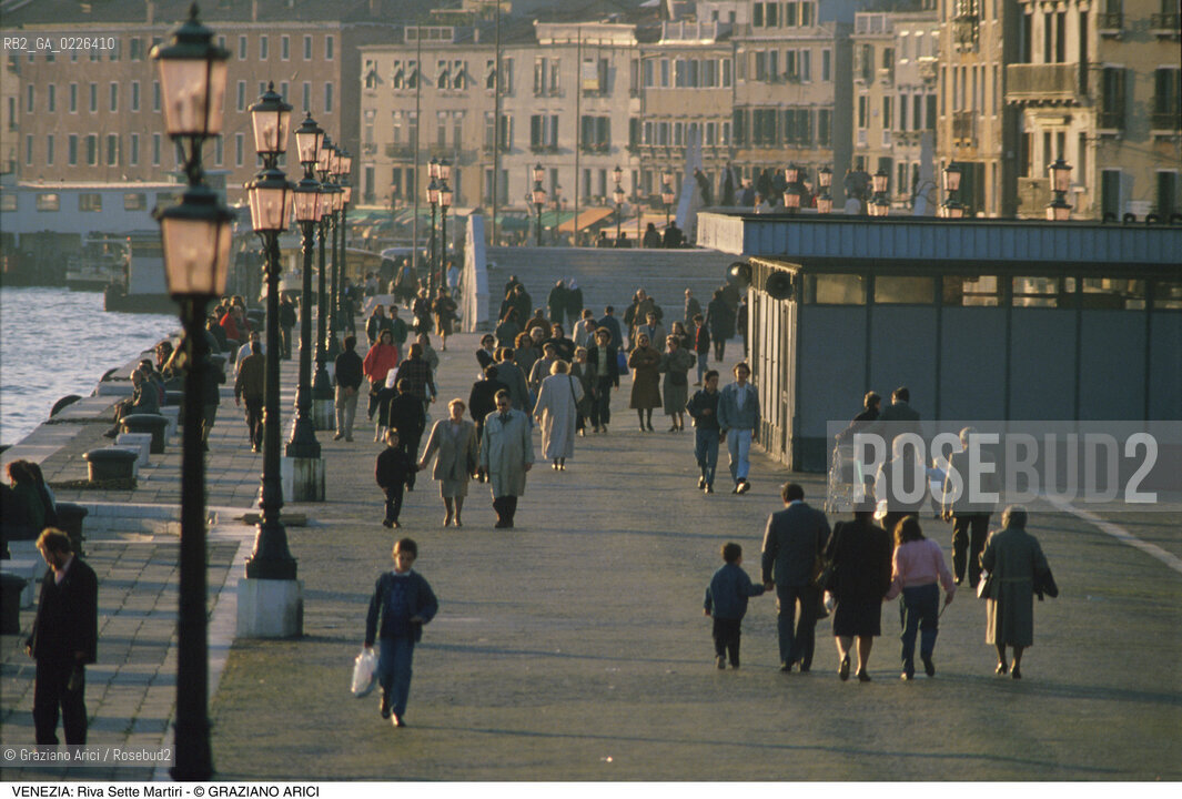 Localizzazione:..VENEZIA / CASTELLO..Oggetto:..Soggetto:..RIVA SETTE MARTIRI..Cronologia: ....Definizione Culturale:..   Autore: ....   Stile:..   Editori/Stampatori:..   Committenza:..Materia e Tecnica:..Collocazione:..Note:..CALLI CAMPI E PONTI..Riproduzione Fotografica:..Copyright:..Graziano Arici/Rosebud2 .Data:..1993..Costo:..A