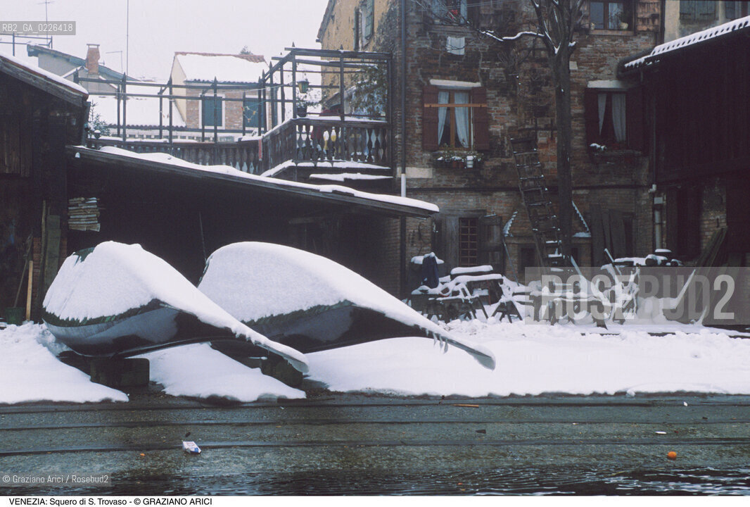 Localizzazione:..VENEZIA / DORSODURO..Oggetto:..Soggetto:..NEVE / SQUERO DI S. TROVASO GONDOLE..Cronologia: ....Definizione Culturale:..   Autore:....   Stile:..   Editori/Stampatori:..   Committenza:..Materia e Tecnica:....Collocazione:..Note:..INVERNO..Riproduzione Fotografica:..Copyright:..Graziano Arici/Rosebud2 .Data:..1990..Costo:..A