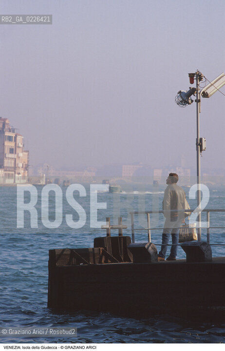 Localizzazione:..VENEZIA / ISOLA DELLA GIUDECCA..Oggetto:..Soggetto:..PONTILE ACTV PALANCA E CANALE DELLA GIUDECCA..Cronologia: ....Definizione Culturale:..   Autore:....   Stile:..   Editori/Stampatori:..   Committenza:..Materia e Tecnica:....Collocazione:..Note:..CALLI CAMPI E PONTI..Riproduzione Fotografica:..Copyright:..Graziano Arici/Rosebud2 .Data:..1985..Costo:..A