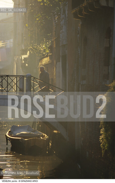 Localizzazione:..VENEZIA / S. MARCO..Oggetto:..Soggetto:..PONTE..Cronologia: ....Definizione Culturale:..   Autore:....   Stile:..   Editori/Stampatori:..   Committenza:..Materia e Tecnica:..Collocazione:..Note:..CALLI CAMPI E PONTI..Riproduzione Fotografica:..Copyright:..Graziano Arici/Rosebud2 .Data:..1990..Costo:..A