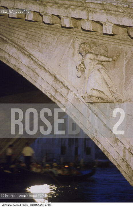 Localizzazione:..VENEZIA ..Oggetto:..Soggetto:..PONTE DI RIALTO E GONDOLE / NOTTURNO..Cronologia: ....Definizione Culturale:..   Autore:.. ..   Stile:..   Editori/Stampatori:..   Committenza:..Materia e Tecnica:..Collocazione:..Note:..CALLI CAMPI E PONTI..Riproduzione Fotografica:..Copyright:..Graziano Arici/Rosebud2 .Data:..1993..Costo:..A