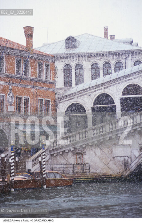 Localizzazione:..VENEZIA / S. POLO..Oggetto:..Soggetto:..NEVE E PONTE DI RIALTO..Cronologia: ....Definizione Culturale:..   Autore:....   Stile:..   Editori/Stampatori:..   Committenza:..Materia e Tecnica:....Collocazione:..Note:..INVERNO..Riproduzione Fotografica:..Copyright:..Graziano Arici/Rosebud2 .Data:..1992..Costo:..A