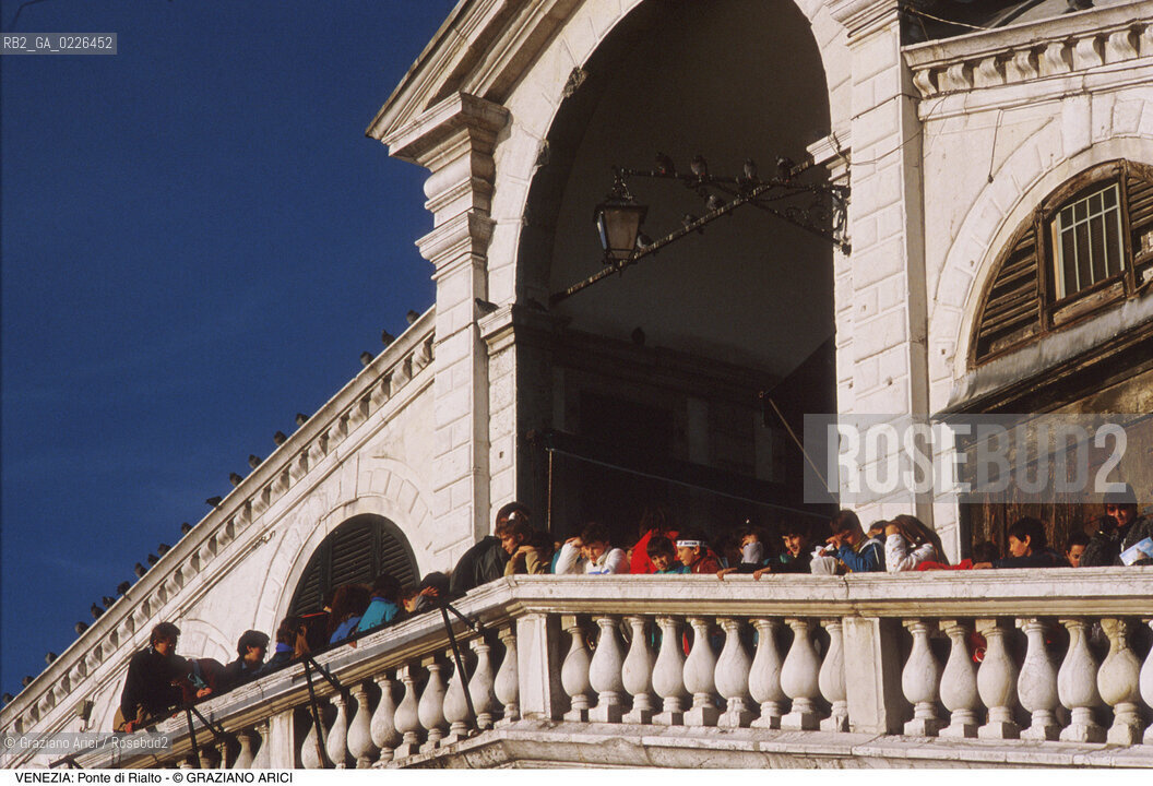 Localizzazione:..VENEZIA / S. MARCO..Oggetto:..Soggetto:..PONTE DI RIALTO..Cronologia: ..XVI SECOLO..Definizione Culturale:..   Autore:..ANTONIO DA PONTE ..   Stile:..   Editori/Stampatori:..   Committenza:..Materia e Tecnica:..Collocazione:..Note:..CALLI CAMPI E PONTI..Riproduzione Fotografica:..Copyright:..Graziano Arici/Rosebud2 .Data:..1990..Costo:..A