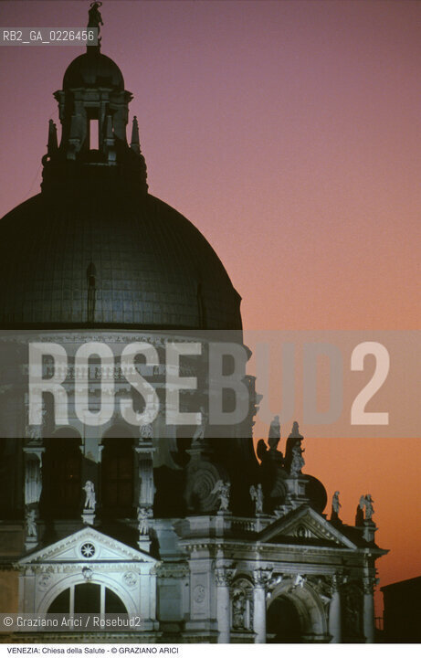 Localizzazione:..VENEZIA / DORSODURO..Oggetto:..Soggetto:..CHIESA DI S. MARIA DELLA SALUTE / NOTTURNO..Cronologia: ..XVII SECOLO..Definizione Culturale:..   Autore: ..BALDASSARE LONGHENA..   Stile:..BAROCCO..   Editori/Stampatori:..   Committenza:..Materia e Tecnica:..Collocazione:..Note:..CALLI CAMPI E PONTI..Riproduzione Fotografica:..Copyright:..Graziano Arici/Rosebud2 .Data:..1993..Costo:..A