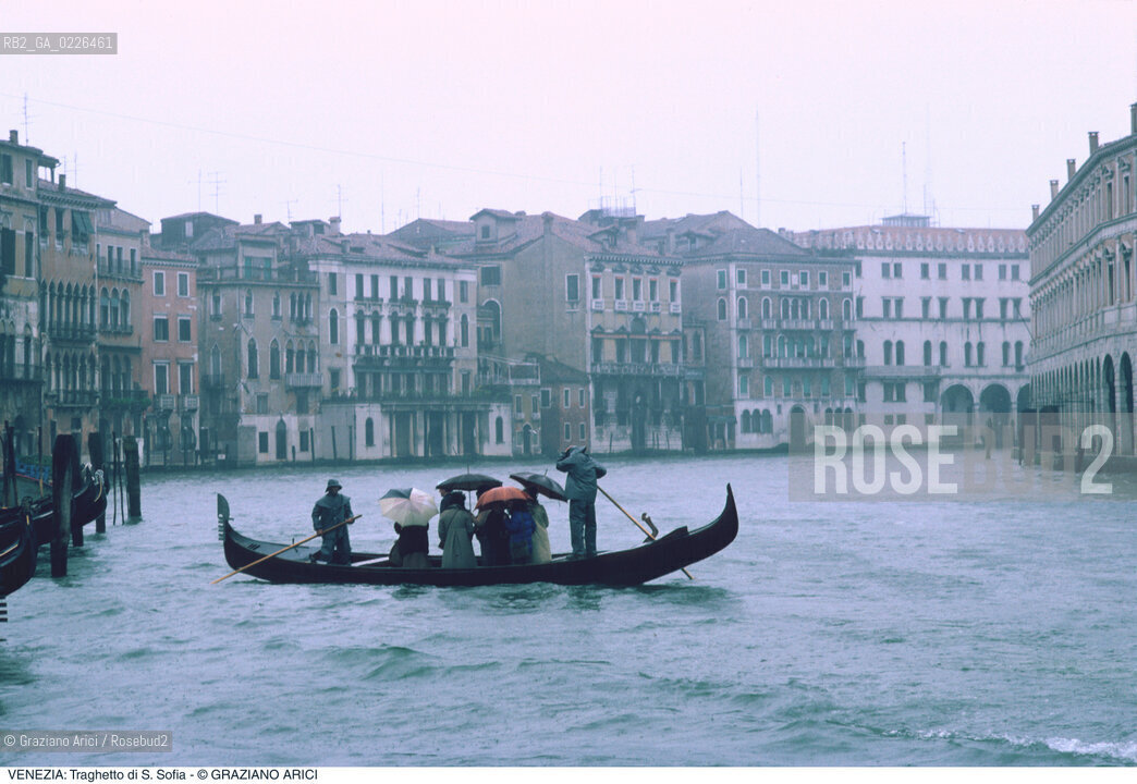 Localizzazione:..VENEZIA / CANNAREGIO..Oggetto:..Soggetto:..TRAGHETTO DI S. SOFIA / GONDOLA PIOGGIA CANAL GRANDE..Cronologia: ....Definizione Culturale:..   Autore:....   Stile:..   Editori/Stampatori:..   Committenza:..Materia e Tecnica:....Collocazione:..Note:..INVERNO..Riproduzione Fotografica:..Copyright:..Graziano Arici/Rosebud2 .Data:..1985..Costo:..A