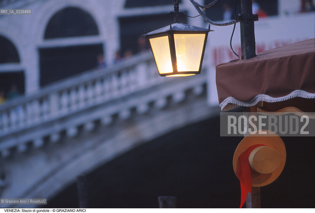 Localizzazione:..VENEZIA / S. MARCO..Oggetto:..Soggetto:..STAZIO DI GONDOLE A RIALTO / NOTTURNO..Cronologia:....Definizione Culturale:..   Autore: ....   Stile: ....   Editori/Stampatori:..   Committenza:..Materia e Tecnica:..Collocazione:..Note:..CALLI CAMPI E PONTI..Riproduzione Fotografica:..Copyright:..Graziano Arici/Rosebud2 .Data:..1993..Costo:..A