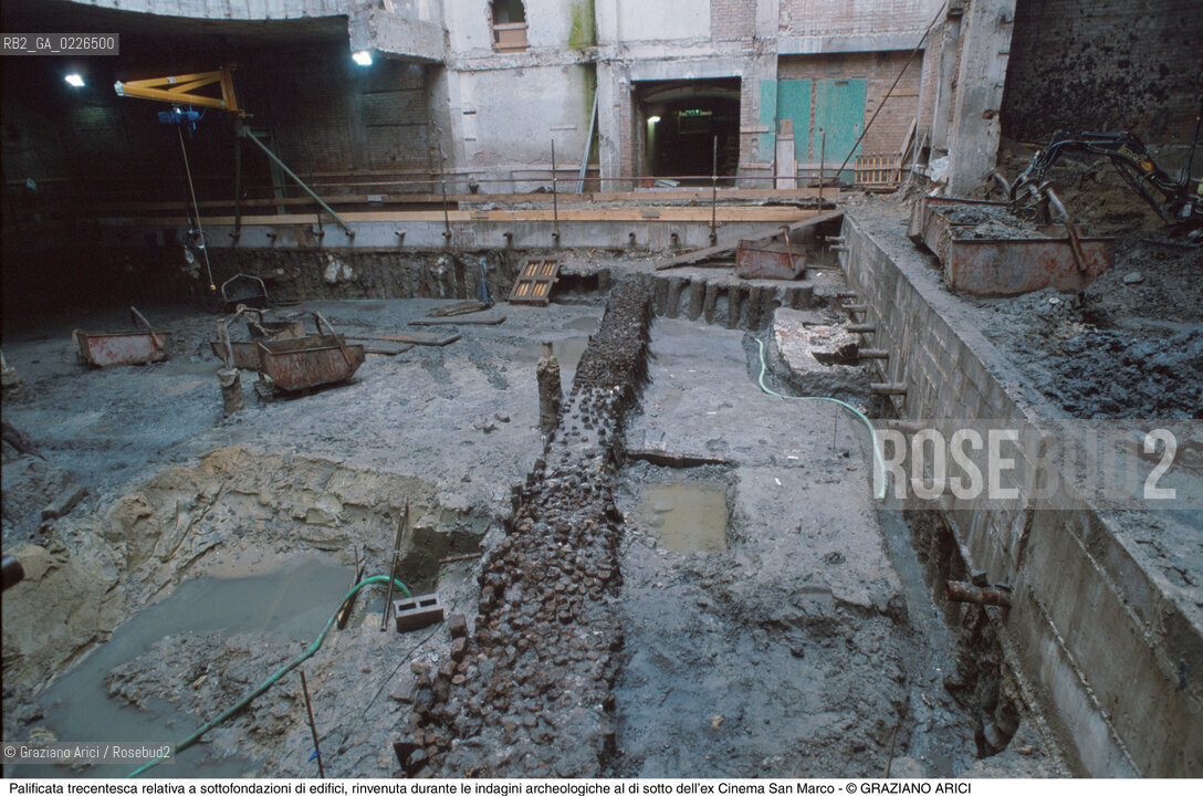 Caption: Localizzazione:..VENEZIA / S. MARCO..Oggetto:..Soggetto:..Palificata trecentesca relativa a sottofondazioni di edifici, rinvenuta durante le indagini archeologiche al di sotto dell’ex Cinema San Marco, effettuate nella seconda metà del 1999..ARCHEOLOGIA..Cronologia: ....Definizione Culturale:..   Autore: ..   Stile: ..   Editori/Stampatori:..   Committenza:..Materia e Tecnica:..Collocazione:..Note:....Riproduzione Fotografica:..Graziano Arici/Rosebud2 .Copyright:..Graziano Arici/Rosebud2 .Data:..1995..Costo:..A