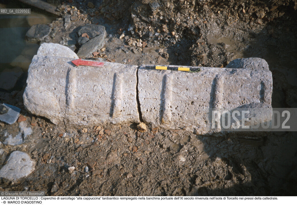 Caption: Nome:..TORCELLO..Localizzazione:..VENEZIA / TORCELLO / LAGUNA NORD..Soggetto:..LAGUNA DI TORCELLO :Coperchio di sarcofago “alla cappuccina” tardoantico reimpiegato nella banchina portuale dell’XI secolo rinvenuta nell’isola di Torcello nei pressi della cattedrale...ARCHEOLOGIA..Cronologia:......Autore:......Stile:......Editori Stampatori:......Committenza:......Materia e Tecnica:......Collocazione:......Note:....Riproduzione Fotografica:..MARCO DAGOSTINO....Copyright:..MARCO DAGOSTINO....Data:..1993....Costo:..A....Key:..ISOLE ABBANDONATE..UNINHABITED ISLANDS