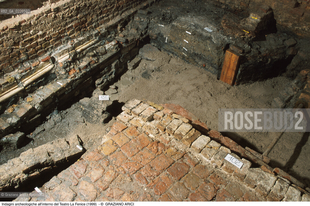 Caption: Localizzazione:..VENEZIA / S. MARCO..Oggetto:..Soggetto:..GRAN TEATRO LA FENICE / Indagini archeologiche all’interno del Teatro La Fenice (1999)...ARCHEOLOGIA..Cronologia: ....Definizione Culturale:..   Autore: ..   Stile: ..   Editori/Stampatori:..   Committenza:..Materia e Tecnica:..Collocazione:..Note:....Riproduzione Fotografica:..Graziano Arici/Rosebud2 .Copyright:..Graziano Arici/Rosebud2 .Data:..1998..Costo:..A