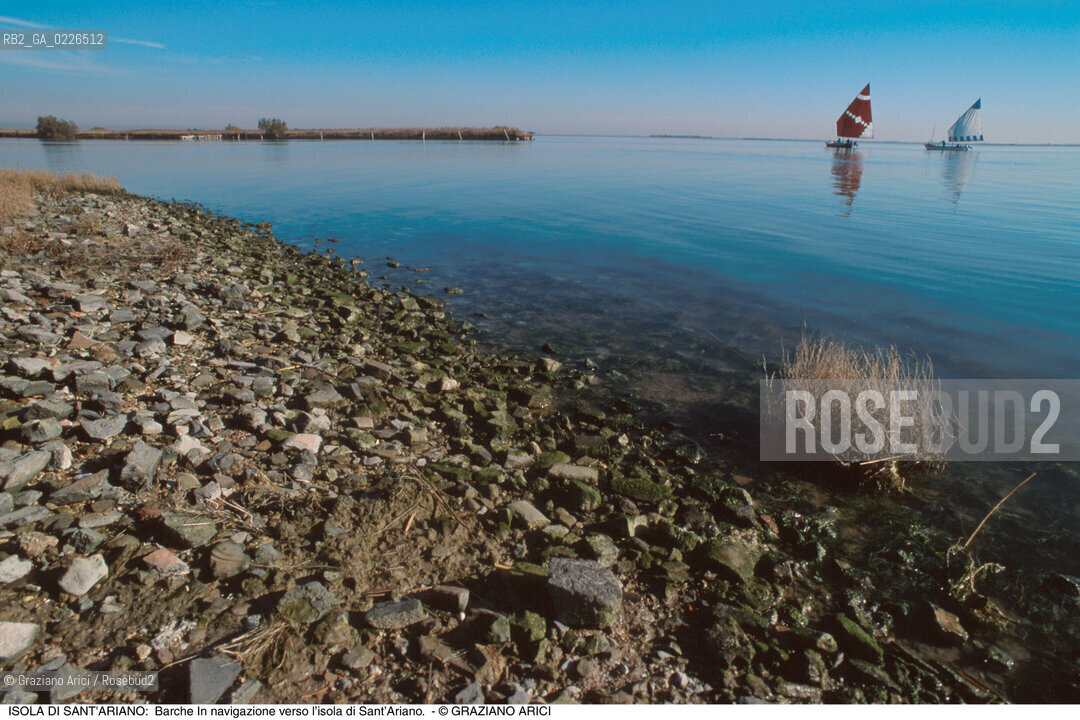 Caption: Nome:..ISOLA DI SANTARIANO....Localizzazione:..VENEZIA / ISOLA DI SANTARIANO / LAGUNA NORD..VENICE / THE ISLE OF SANTARIANO   / THE NORTH LAGOON..Soggetto:..ISOLA DI SANTARIANO /  BARCHE In navigazione verso l’isola di Sant’Ariano...ARCHEOLOGIA..Cronologia:....Autore:......Stile:......Editori Stampatori:......Committenza:......Materia e Tecnica:......Collocazione:......Note:..NEL 1565 VIENE REALIZZATO UN MURO CHE RECINGE ANCORA OGGI LA PARTE DELLISOLA ALLORA DESTINATA AD OSSARIO..IN 1565 A WALL HAS BEEN BUILT TO SURROUND AN OSSUARY..Riproduzione Fotografica:..Graziano Arici/Rosebud2 ...Copyright:..Graziano Arici / rosebud2/....Data:..1993....Costo:..A....Key:..ISOLE ABBANDONATE..UNINHABITED ISLANDS
