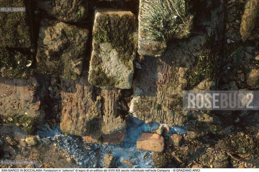 Caption: Nome:..BARENA SITO DI SAN MARCO IN BOCCALAMA....Localizzazione:..VENEZIA /  LAGUNA SUD..VENICE /  THE SOUTH LAGOON..Soggetto:..Fondazioni in “zatteroni” di legno di un edificio del XVIII-XIX secolo individuato nell’isola Campana..ARCHEOLOGIA..Cronologia:......Autore:......Stile:......Editori Stampatori:......Committenza:......Materia e Tecnica:......Collocazione:......Note:....Riproduzione Fotografica:..Graziano Arici/Rosebud2 ...Copyright:..Graziano Arici / rosebud2/....Data:..1993....Costo:..A....Key:..ISOLE ABBANDONATE..UNINHABITED ISLANDS
