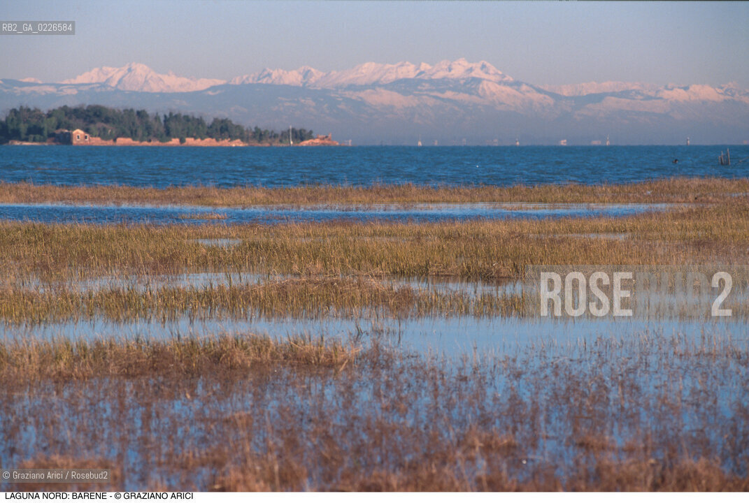 Caption: Localizzazione:..VENEZIA / LAGUNA NORD..Oggetto:..Soggetto:..VERSO BURANO BARENE  MONTAGNE S.GIACOMO IN PALUDO..Cronologia: ....Definizione Culturale:..   Autore: ..   Stile: ..   Editori/Stampatori:..   Committenza:..Materia e Tecnica:..Collocazione:..Note:....Riproduzione Fotografica:..Graziano Arici/Rosebud2 .Copyright:..Graziano Arici/Rosebud2 .Data:..1995..Costo:..A