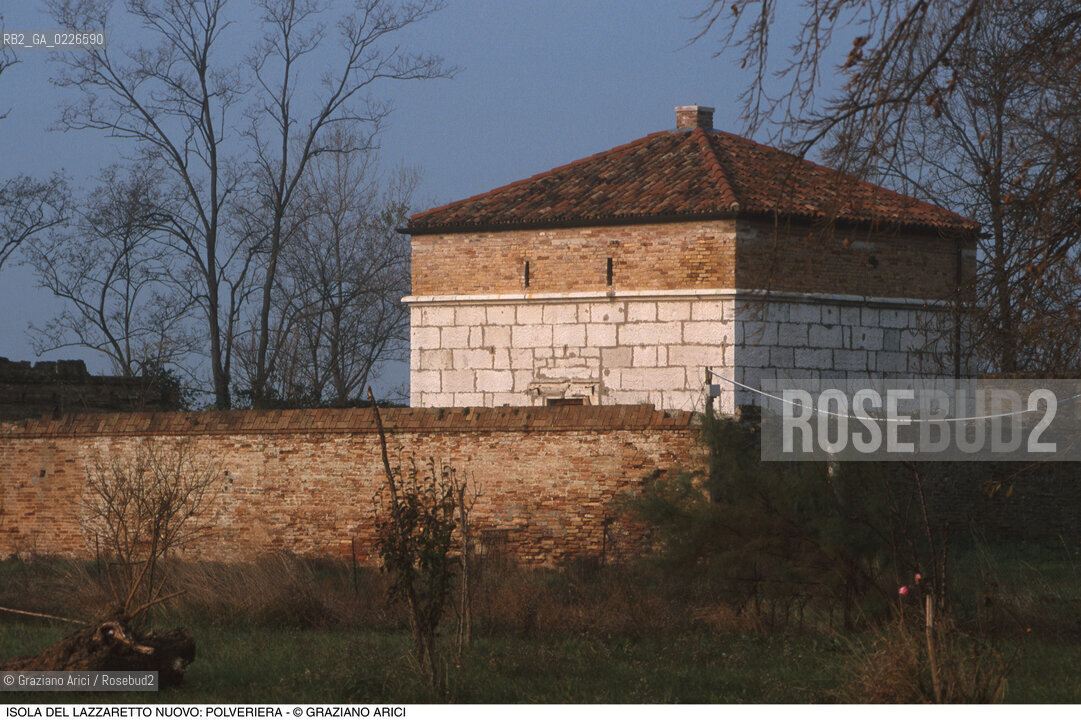 Caption: Nome:..ISOLA DEL LAZZARETTO NUOVO: POLVERIERA....Localizzazione:..VENEZIA / ISOLA DEL LAZZARETTO NUOVO / LAGUNA NORD..VENICE / THE ISLE OF LAZZARETTO NUOVO / THE NORTH LAGOON..Soggetto:..ISOLA DEL LAZZARETTO NUOVO / POLVERIERA..THE ISLE OF LAZZARETTO NUOVO / POWDER MAGAZINE..Cronologia:......Autore:.. ....Stile:......Editori Stampatori:......Committenza:......Materia e Tecnica:......Collocazione:......Note:..NEL XV SEC. DIVENTA LAZZARETTO PER LESPURGO DELLE MERCI E SUCCESSIVAMENTE DELLE PERSONE SOSPETTE DI CONTAGIO. DOPO LA PESTILENZA DEL XVI SEC. VIENE ABBANDONATA E NEL 1800 DIVENTA ZONA MILITARE ..THE ISLAND BECAME A QUARANTINE STATION IN XVth CENTURY, FIRST FOR GOODS AND LATER FOR INDIVIDUALS SUSPECTED OF BEING INFECTED. AFTER THE PLAGUES OF THE XVIth CENTURY, THE ISLAND WAS ABANDONED AND IT BECAME A MILITARY POST IN 1800 ..Riproduzione Fotografica:..Graziano Arici/Rosebud2 ...Copyright:..Graziano Arici / rosebud2/....Data:..1992....Costo:..A....Key:..ISOLE ABBANDONATE..UNINHABITED ISLANDS