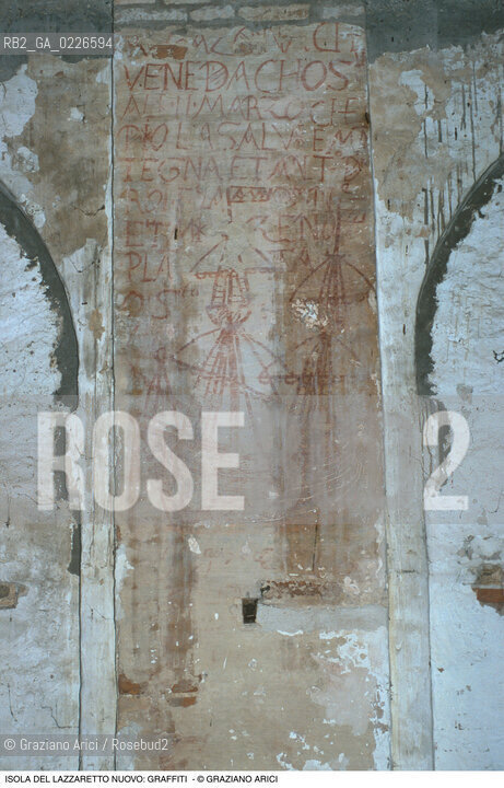 Caption: Nome:..ISOLA DEL LAZZARETTO NUOVO: TEZON GRANDE....Localizzazione:..VENEZIA / ISOLA DEL LAZZARETTO NUOVO / LAGUNA NORD..VENICE / THE ISLE OF LAZZARETTO NUOVO / THE NORTH LAGOON..Soggetto:..ISOLA DEL LAZZARETTO NUOVO / INTERNO DI UN EDIFICIO / TEZON GRANDE / GRAFFITI NAVE..THE ISLE OF LAZZARETTO NUOVO / INTERIOR OF A BUILDING ..Cronologia:......Autore:.. ....Stile:......Editori Stampatori:......Committenza:......Materia e Tecnica:......Collocazione:......Note:..NEL XV SEC. DIVENTA LAZZARETTO PER LESPURGO DELLE MERCI E SUCCESSIVAMENTE DELLE PERSONE SOSPETTE DI CONTAGIO. DOPO LA PESTILENZA DEL XVI SEC. VIENE ABBANDONATA E NEL 1800 DIVENTA ZONA MILITARE ..THE ISLAND BECAME A QUARANTINE STATION IN XVth CENTURY, FIRST FOR GOODS AND LATER FOR INDIVIDUALS SUSPECTED OF BEING INFECTED. AFTER THE PLAGUES OF THE XVIth CENTURY, THE ISLAND WAS ABANDONED AND IT BECAME A MILITARY POST IN 1800 ..Riproduzione Fotografica:..Graziano Arici/Rosebud2 ...Copyright:..Graziano Arici / rosebud2/....Data:..1992....Costo:..A....Key:..ISOLE ABBANDONATE..UNINHABITED ISLANDS
