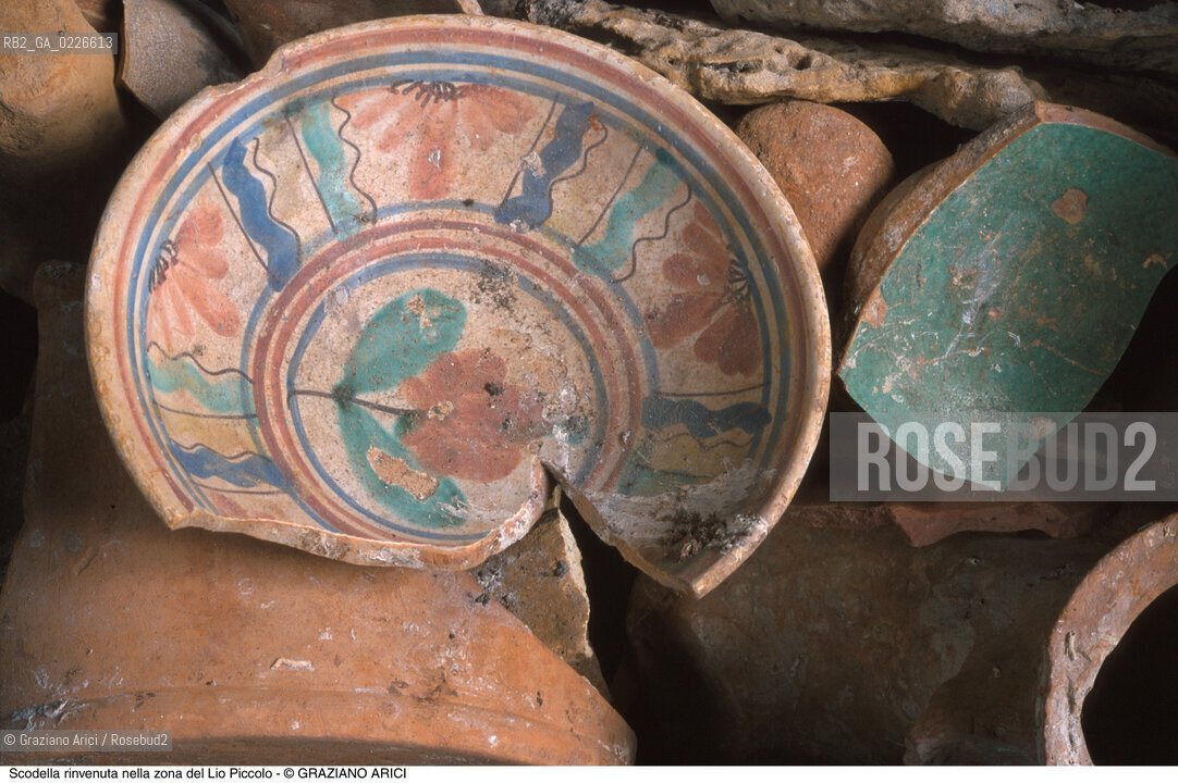 Caption: Nome:..ISOLA DEL LAZZARETTO NUOVO....Localizzazione:..VENEZIA / ISOLA DEL LAZZARETTO NUOVO / LAGUNA NORD..VENICE / THE ISLE OF LAZZARETTO NUOVO / THE NORTH LAGOON..Soggetto:..ISOLA DEL LAZZARETTO NUOVO / ..Scodella rinvenuta nella zona del Lio Piccolo..ARCHEOLOGIA..Cronologia:..SEC. XVII....Autore:.. ....Stile:......Editori Stampatori:......Committenza:......Materia e Tecnica:......Collocazione:..TESON GRANDO / ISOLA DEL LAZZARETTO NUOVO....Note:..NEL XV SEC. DIVENTA LAZZARETTO PER LESPURGO DELLE MERCI E SUCCESSIVAMENTE DELLE PERSONE SOSPETTE DI CONTAGIO. DOPO LA PESTILENZA DEL XVI SEC. VIENE ABBANDONATA E NEL 1800 DIVENTA ZONA MILITARE ..ARCHEOLOGIA..THE ISLAND BECAME A QUARANTINE STATION IN XVth CENTURY, FIRST FOR GOODS AND LATER FOR INDIVIDUALS SUSPECTED OF BEING INFECTED. AFTER THE PLAGUES OF THE XVIth CENTURY, THE ISLAND WAS ABANDONED AND IT BECAME A MILITARY POST IN 1800 ..Riproduzione Fotografica:..Graziano Arici/Rosebud2 ...Copyright:..Graziano Arici / rosebud2/....Data:..1999....Costo:..A....Key:..ISOLE ABBANDONATE..UNINHABITED ISLANDS