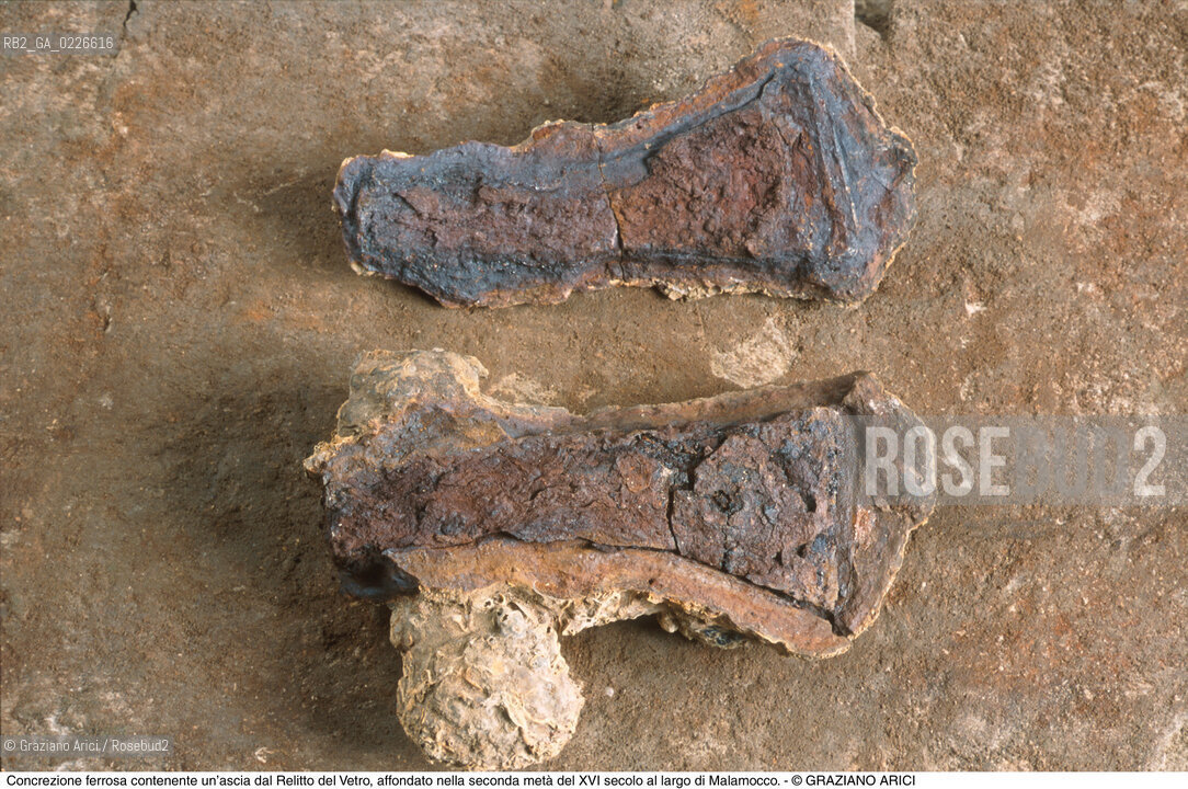 Caption: Nome:..ISOLA DEL LAZZARETTO NUOVO....Localizzazione:..VENEZIA / ISOLA DEL LAZZARETTO NUOVO / LAGUNA NORD..VENICE / THE ISLE OF LAZZARETTO NUOVO / THE NORTH LAGOON..Soggetto:..ISOLA DEL LAZZARETTO NUOVO / ..Concrezione ferrosa contenente un’ascia dal Relitto del Vetro, affondato nella seconda metà del XVI secolo al largo di Malamocco...ARCHEOLOGIA..Cronologia:..SEC. XVII....Autore:.. ....Stile:......Editori Stampatori:......Committenza:......Materia e Tecnica:......Collocazione:..TESON GRANDO / ISOLA DEL LAZZARETTO NUOVO....Note:..NEL XV SEC. DIVENTA LAZZARETTO PER LESPURGO DELLE MERCI E SUCCESSIVAMENTE DELLE PERSONE SOSPETTE DI CONTAGIO. DOPO LA PESTILENZA DEL XVI SEC. VIENE ABBANDONATA E NEL 1800 DIVENTA ZONA MILITARE ..ARCHEOLOGIA..THE ISLAND BECAME A QUARANTINE STATION IN XVth CENTURY, FIRST FOR GOODS AND LATER FOR INDIVIDUALS SUSPECTED OF BEING INFECTED. AFTER THE PLAGUES OF THE XVIth CENTURY, THE ISLAND WAS ABANDONED AND IT BECAME A MILITARY POST IN 1800 ..Riproduzione Fotografica:..Graziano Arici/Rosebud2 ...Copyright:..Graziano Arici / rosebud2/....Data:..1999....Costo:..A....Key:..ISOLE ABBANDONATE..UNINHABITED ISLANDS