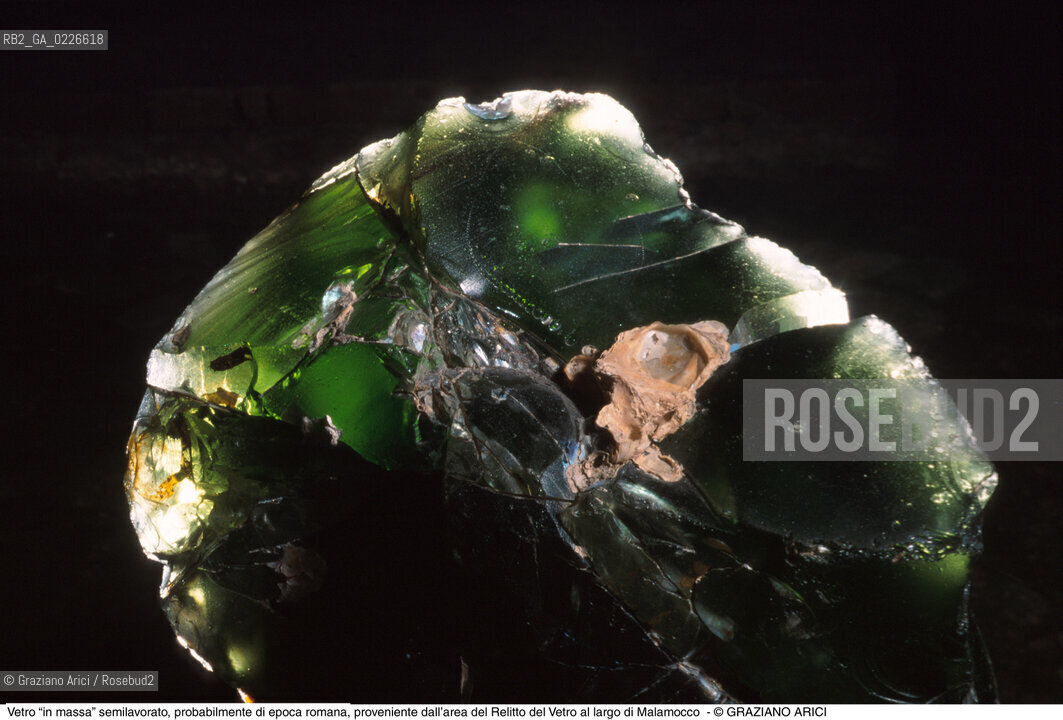 Caption: Nome:..ISOLA DEL LAZZARETTO NUOVO....Localizzazione:..VENEZIA / ISOLA DEL LAZZARETTO NUOVO / LAGUNA NORD..VENICE / THE ISLE OF LAZZARETTO NUOVO / THE NORTH LAGOON..Soggetto:..ISOLA DEL LAZZARETTO NUOVO / ..Vetro “in massa” semilavorato, probabilmente di epoca romana, proveniente dall’area del Relitto del Vetro al largo di Malamocco....ARCHEOLOGIA..Cronologia:......Autore:.. ....Stile:......Editori Stampatori:......Committenza:......Materia e Tecnica:......Collocazione:..TESON GRANDO / ISOLA DEL LAZZARETTO NUOVO....Note:..NEL XV SEC. DIVENTA LAZZARETTO PER LESPURGO DELLE MERCI E SUCCESSIVAMENTE DELLE PERSONE SOSPETTE DI CONTAGIO. DOPO LA PESTILENZA DEL XVI SEC. VIENE ABBANDONATA E NEL 1800 DIVENTA ZONA MILITARE ..ARCHEOLOGIA..THE ISLAND BECAME A QUARANTINE STATION IN XVth CENTURY, FIRST FOR GOODS AND LATER FOR INDIVIDUALS SUSPECTED OF BEING INFECTED. AFTER THE PLAGUES OF THE XVIth CENTURY, THE ISLAND WAS ABANDONED AND IT BECAME A MILITARY POST IN 1800 ..Riproduzione Fotografica:..Graziano Arici/Rosebud2 ...Copyright:..Graziano Arici / rosebud2/....Data:..1999....Costo:..A....Key:..ISOLE ABBANDONATE..UNINHABITED ISLANDS