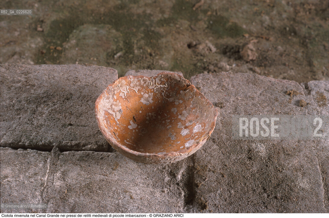 Caption: Nome:..ISOLA DEL LAZZARETTO NUOVO....Localizzazione:..VENEZIA / ISOLA DEL LAZZARETTO NUOVO / LAGUNA NORD..VENICE / THE ISLE OF LAZZARETTO NUOVO / THE NORTH LAGOON..Soggetto:..ISOLA DEL LAZZARETTO NUOVO / ..Ciotola rinvenuta nel Canal Grande nei pressi dei relitti medievali di piccole imbarcazioni..ARCHEOLOGIA..Cronologia:..SEC. XIII....Autore:.. ....Stile:......Editori Stampatori:......Committenza:......Materia e Tecnica:......Collocazione:..TESON GRANDO / ISOLA DEL LAZZARETTO NUOVO....Note:..NEL XV SEC. DIVENTA LAZZARETTO PER LESPURGO DELLE MERCI E SUCCESSIVAMENTE DELLE PERSONE SOSPETTE DI CONTAGIO. DOPO LA PESTILENZA DEL XVI SEC. VIENE ABBANDONATA E NEL 1800 DIVENTA ZONA MILITARE ..ARCHEOLOGIA..THE ISLAND BECAME A QUARANTINE STATION IN XVth CENTURY, FIRST FOR GOODS AND LATER FOR INDIVIDUALS SUSPECTED OF BEING INFECTED. AFTER THE PLAGUES OF THE XVIth CENTURY, THE ISLAND WAS ABANDONED AND IT BECAME A MILITARY POST IN 1800 ..Riproduzione Fotografica:..Graziano Arici/Rosebud2 ...Copyright:..Graziano Arici / rosebud2/....Data:..1999....Costo:..A....Key:..ISOLE ABBANDONATE..UNINHABITED ISLANDS