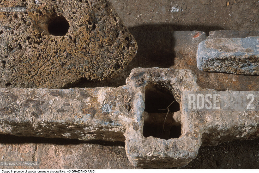 Caption: Nome:..ISOLA DEL LAZZARETTO NUOVO....Localizzazione:..VENEZIA / ISOLA DEL LAZZARETTO NUOVO / LAGUNA NORD..VENICE / THE ISLE OF LAZZARETTO NUOVO / THE NORTH LAGOON..Soggetto:..ISOLA DEL LAZZARETTO NUOVO / ..Ceppo in piombo di epoca romana e ancora litica...ARCHEOLOGIA..Cronologia:......Autore:.. ....Stile:......Editori Stampatori:......Committenza:......Materia e Tecnica:......Collocazione:..TESON GRANDO / ISOLA DEL LAZZARETTO NUOVO....Note:..NEL XV SEC. DIVENTA LAZZARETTO PER LESPURGO DELLE MERCI E SUCCESSIVAMENTE DELLE PERSONE SOSPETTE DI CONTAGIO. DOPO LA PESTILENZA DEL XVI SEC. VIENE ABBANDONATA E NEL 1800 DIVENTA ZONA MILITARE ..ARCHEOLOGIA..THE ISLAND BECAME A QUARANTINE STATION IN XVth CENTURY, FIRST FOR GOODS AND LATER FOR INDIVIDUALS SUSPECTED OF BEING INFECTED. AFTER THE PLAGUES OF THE XVIth CENTURY, THE ISLAND WAS ABANDONED AND IT BECAME A MILITARY POST IN 1800 ..Riproduzione Fotografica:..Graziano Arici/Rosebud2 ...Copyright:..Graziano Arici / rosebud2/....Data:..1999....Costo:..A....Key:..ISOLE ABBANDONATE..UNINHABITED ISLANDS