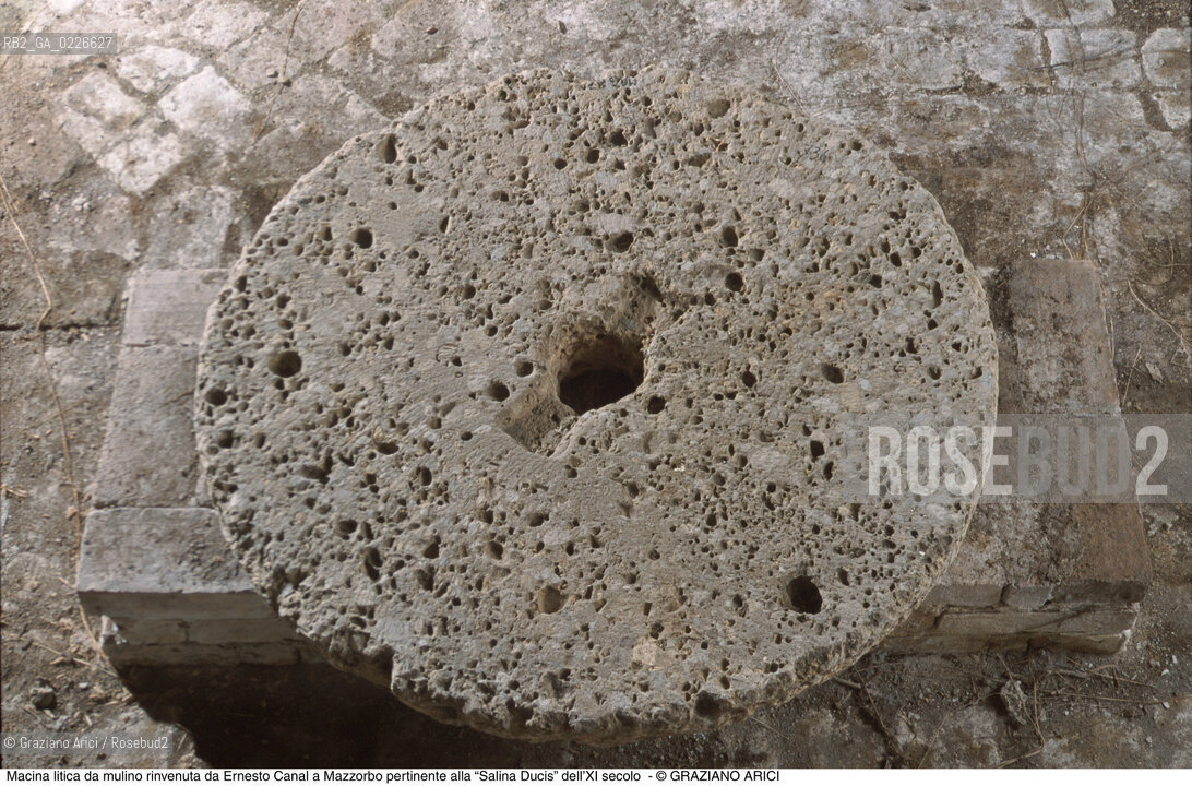 Caption: Nome:..ISOLA DEL LAZZARETTO NUOVO....Localizzazione:..VENEZIA / ISOLA DEL LAZZARETTO NUOVO / LAGUNA NORD..VENICE / THE ISLE OF LAZZARETTO NUOVO / THE NORTH LAGOON..Soggetto:..ISOLA DEL LAZZARETTO NUOVO / ..Macina litica da mulino rinvenuta da Ernesto Canal a Mazzorbo pertinente alla “Salina Ducis” dell’XI secolo...ARCHEOLOGIA..Cronologia:......Autore:.. ....Stile:......Editori Stampatori:......Committenza:......Materia e Tecnica:......Collocazione:..TESON GRANDO / ISOLA DEL LAZZARETTO NUOVO....Note:..NEL XV SEC. DIVENTA LAZZARETTO PER LESPURGO DELLE MERCI E SUCCESSIVAMENTE DELLE PERSONE SOSPETTE DI CONTAGIO. DOPO LA PESTILENZA DEL XVI SEC. VIENE ABBANDONATA E NEL 1800 DIVENTA ZONA MILITARE ..ARCHEOLOGIA..THE ISLAND BECAME A QUARANTINE STATION IN XVth CENTURY, FIRST FOR GOODS AND LATER FOR INDIVIDUALS SUSPECTED OF BEING INFECTED. AFTER THE PLAGUES OF THE XVIth CENTURY, THE ISLAND WAS ABANDONED AND IT BECAME A MILITARY POST IN 1800 ..Riproduzione Fotografica:..Graziano Arici/Rosebud2 ...Copyright:..Graziano Arici / rosebud2/....Data:..1999....Costo:..A....Key:..ISOLE ABBANDONATE..UNINHABITED ISLANDS