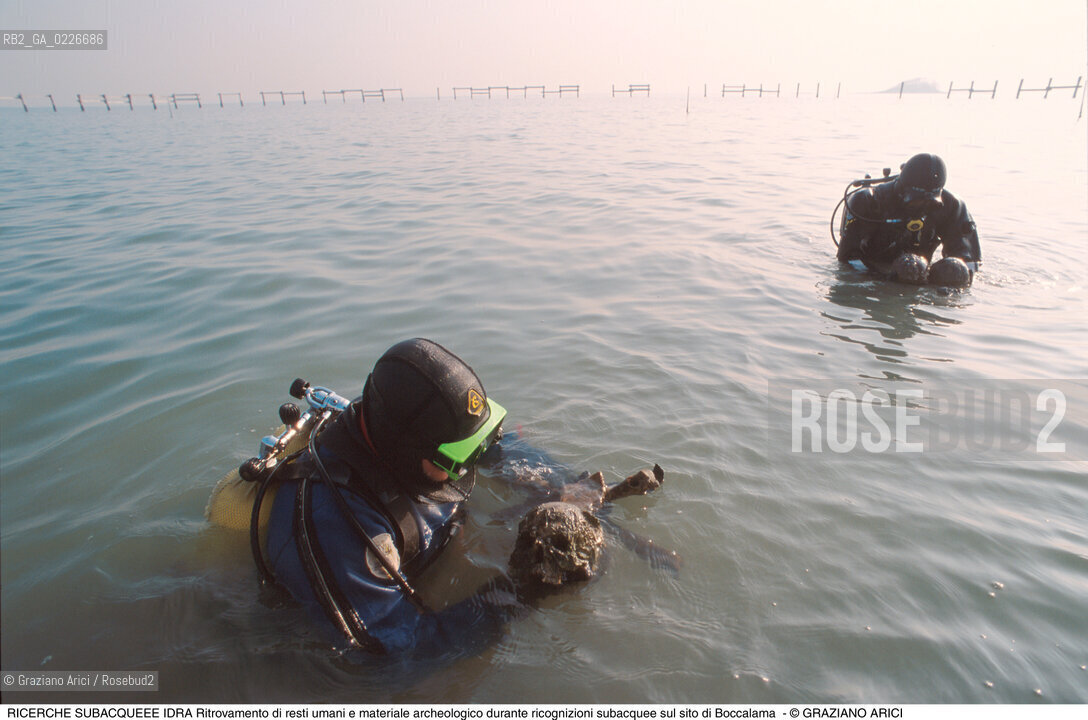 Caption: Nome:..BARENA SITO DI SAN MARCO IN BOCCALAMA....Localizzazione:..VENEZIA /  LAGUNA SUD..VENICE /  THE SOUTH LAGOON..Soggetto:..RICERCHE SUBACQUEEE IDRA Ritrovamento di resti umani e materiale archeologico durante ricognizioni subacquee sul sito di Boccalama TESCHIO..ARCHEOLOGIA..Cronologia:......Autore:......Stile:......Editori Stampatori:......Committenza:......Materia e Tecnica:......Collocazione:......Note:....Riproduzione Fotografica:..Graziano Arici/Rosebud2 ...Copyright:..Graziano Arici / rosebud2/....Data:..1993....Costo:..A....Key:..ISOLE ABBANDONATE..UNINHABITED ISLANDS