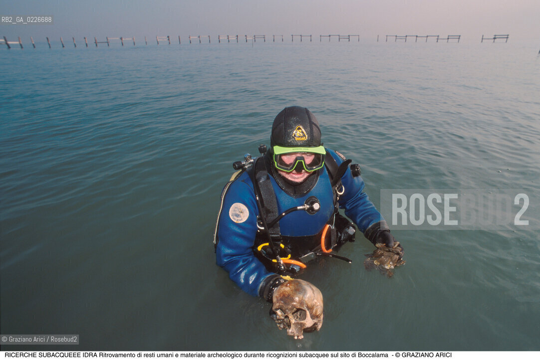 Caption: Nome:..BARENA SITO DI SAN MARCO IN BOCCALAMA....Localizzazione:..VENEZIA /  LAGUNA SUD..VENICE /  THE SOUTH LAGOON..Soggetto:..RICERCHE SUBACQUEEE IDRA Ritrovamento di resti umani e materiale archeologico durante ricognizioni subacquee sul sito di Boccalama TESCHIO..ARCHEOLOGIA..Cronologia:......Autore:......Stile:......Editori Stampatori:......Committenza:......Materia e Tecnica:......Collocazione:......Note:....Riproduzione Fotografica:..Graziano Arici/Rosebud2 ...Copyright:..Graziano Arici / rosebud2/....Data:..1993....Costo:..A....Key:..ISOLE ABBANDONATE..UNINHABITED ISLANDS