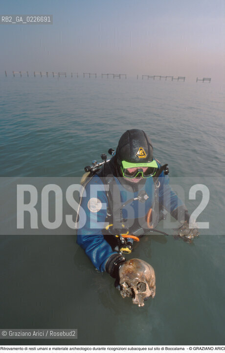 Caption: Nome:..BARENA SITO DI SAN MARCO IN BOCCALAMA....Localizzazione:..VENEZIA /  LAGUNA SUD..VENICE /  THE SOUTH LAGOON..Soggetto:..RICERCHE SUBACQUEEE IDRA Ritrovamento di resti umani e materiale archeologico durante ricognizioni subacquee sul sito di Boccalama TESCHIO..ARCHEOLOGIA..Cronologia:......Autore:......Stile:......Editori Stampatori:......Committenza:......Materia e Tecnica:......Collocazione:......Note:....Riproduzione Fotografica:..Graziano Arici/Rosebud2 ...Copyright:..Graziano Arici / rosebud2/....Data:..1993....Costo:..A....Key:..ISOLE ABBANDONATE..UNINHABITED ISLANDS