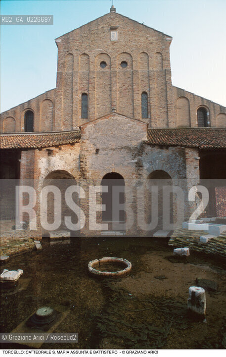Caption: Localizzazione:..VENEZIA / ISOLA DI TORCELLO..Oggetto:..Soggetto:..CATTEDRALE S. MARIA ASSUNTA E BATTISTERO..Cronologia: ..XI XII SECOLO..Definizione Culturale:..   Autore: ..   Stile: ..ROMANICO..   Editori/Stampatori:..   Committenza:..Materia e Tecnica:..Collocazione:..Note:..CHIESA MURANO BURANO TORCELLO..Riproduzione Fotografica:..Graziano Arici/Rosebud2 .Copyright:..Graziano Arici/Rosebud2 .Data:..1995..Costo:..A