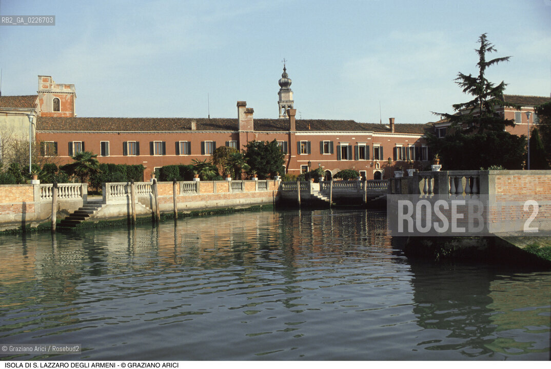 Localizzazione:..VENEZIA / LAGUNA SUD..Oggetto:..Soggetto:..ISOLA DI S. LAZZARO DEGLI ARMENI / GEORGE BYRON..Cronologia: ....Definizione Culturale:..   Autore:....   Stile:..   Editori/Stampatori:..   Committenza:..Materia e Tecnica:....Collocazione:..Note:..LIDO..Riproduzione Fotografica:..Copyright:..Graziano Arici/Rosebud2 .Data:..1990..Costo:..A