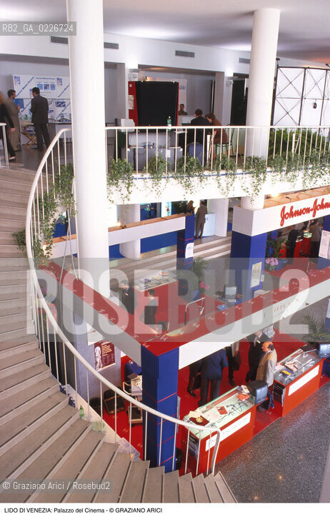 Localizzazione:..VENEZIA / ISOLA DEL LIDO..Oggetto:..Soggetto:..PALAZZO DEL CINEMA / HALL..Cronologia: ..XX SECOLO..Definizione Culturale:..   Autore:....   Stile:..   Editori/Stampatori:..   Committenza:..Materia e Tecnica:....Collocazione:..Note:..LIDO..Riproduzione Fotografica:..Copyright:..Graziano Arici/Rosebud2 .Data:..1995..Costo:..A