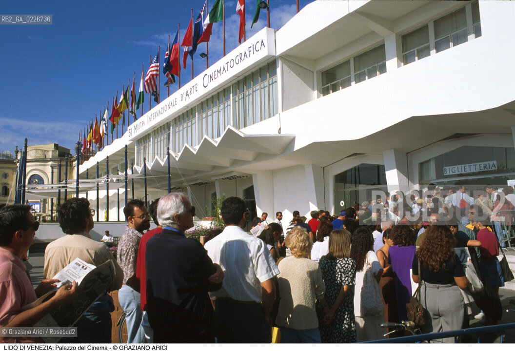 Localizzazione:..VENEZIA / ISOLA DEL LIDO..Oggetto:..Soggetto:..PALAZZO DEL CINEMA / CODA ALLA BIGLIETTERIA PER LA MOSTRA..Cronologia: ....Definizione Culturale:..   Autore:....   Stile:..   Editori/Stampatori:..   Committenza:..Materia e Tecnica:....Collocazione:..Note:..LIDO..Riproduzione Fotografica:..Copyright:..Graziano Arici/Rosebud2 .Data:..1995..Costo:..A